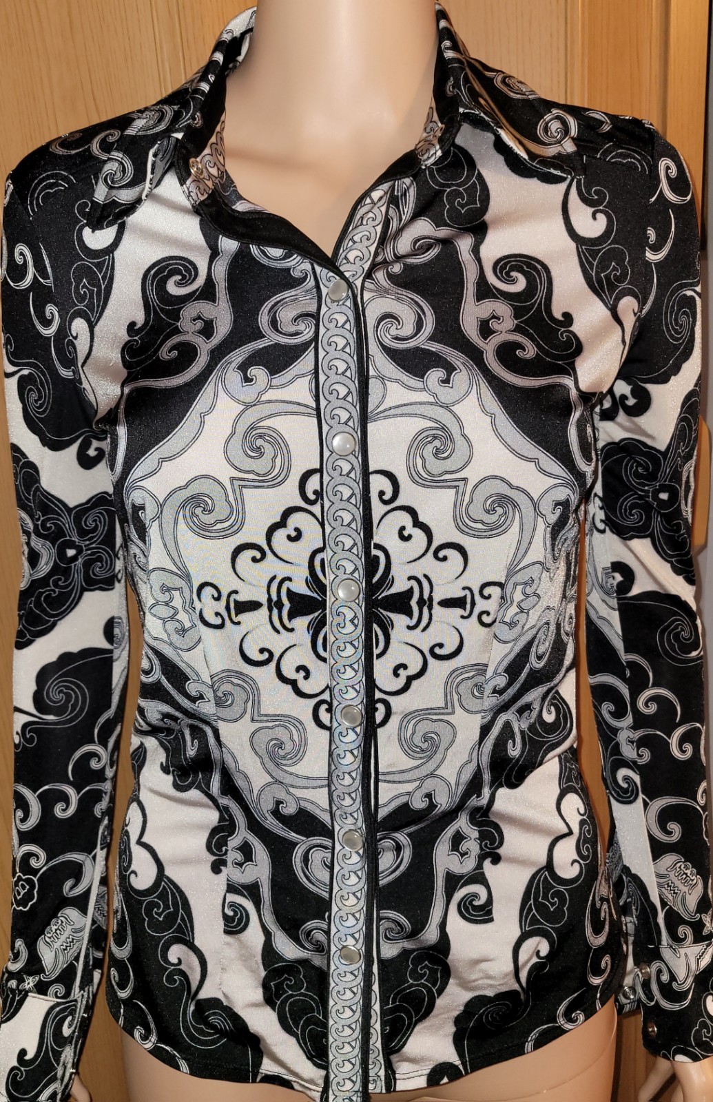 Cache Black And White Form Fitting Snap Button Sh… - image 6