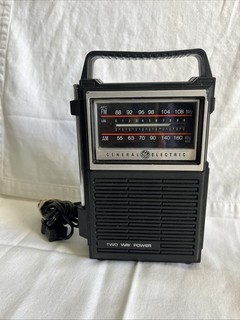 Radio d'epoca General Electric portatile a due vie AM/FM modello 7 2800 B funzionante