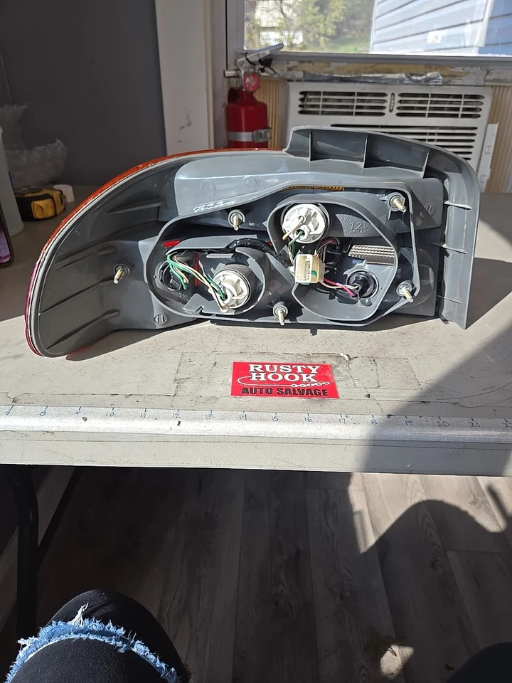 1999 CHEVROLET GEO PRIZM RIGHT PASSENGER  SIDE Tail Light LAMP - Image 4 of 4