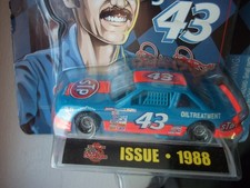 RACING CHAMPIONS RICHARD PETTY 5 DECADES OF PETTY VINTAGE 1988 PONTIAC 1/64 CAR
