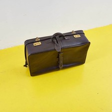 Valigia vintage in pelle marrone con chiusure in ottone