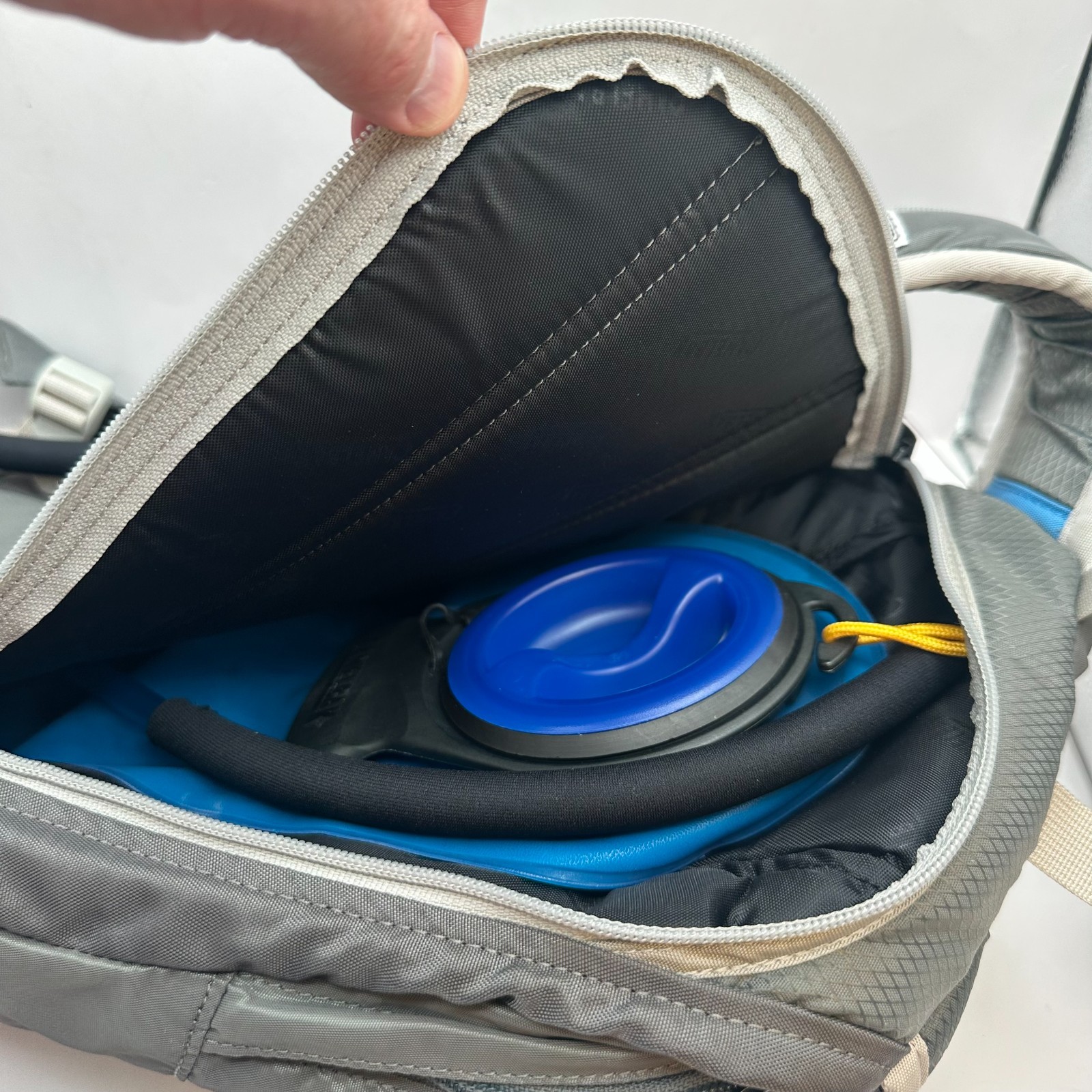 Camelbak Sugar Gray/Tan Hydration Backpack 2L Bladder Thermal Insulated Hose