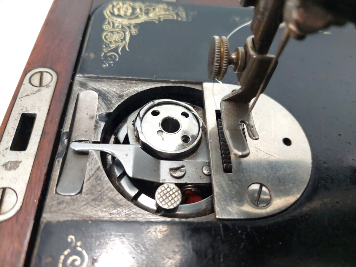 Vintage Singer Sewing Machine 99? Bentwood Wood Case With Vintage Singer Sewing Machine 99? Bentwood Wood Case With