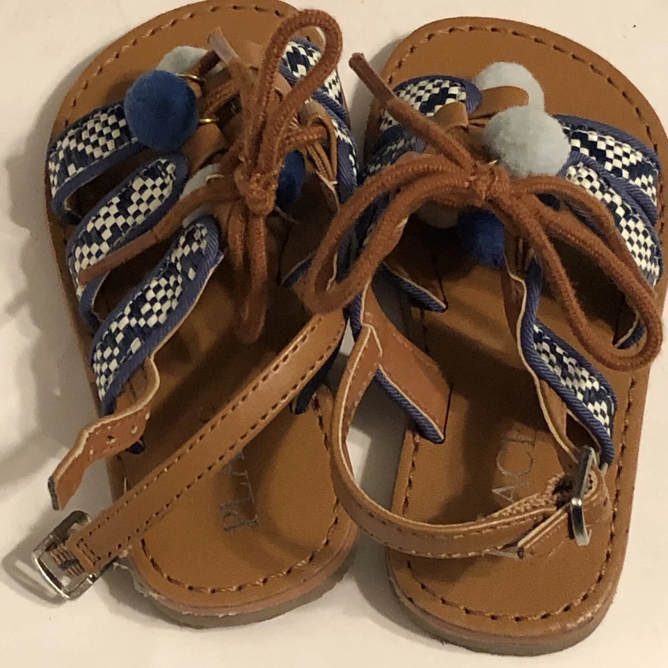 Lote de (2) Sandalias Chanclas Zapatos The Childrens Place Niñas Talla 6/7 Foto 4 de 4