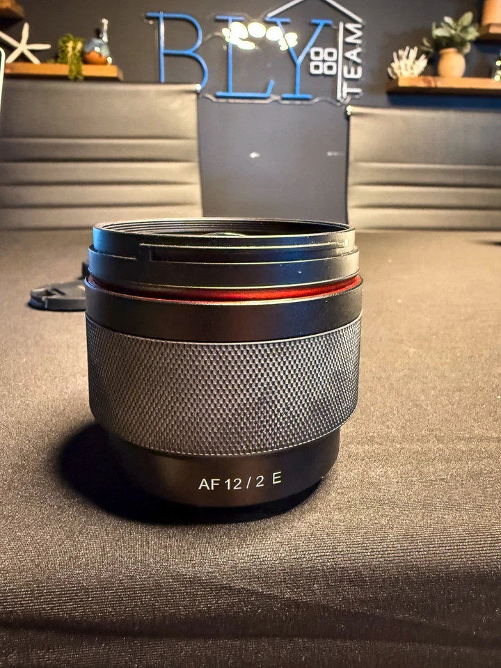Lente ultra gran angular compacta Samyang 12 mm f/2,0 AF APS-C para Sony E  Foto 2 de 4