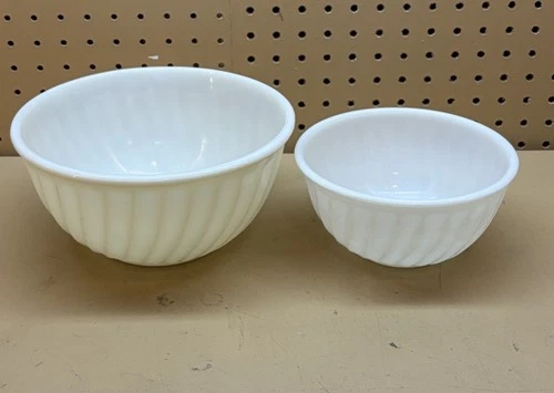 VTG Ivory / White Fire King Oven Ware Swirl Pair of Nesting Mixing Bowls 7"/ 9"