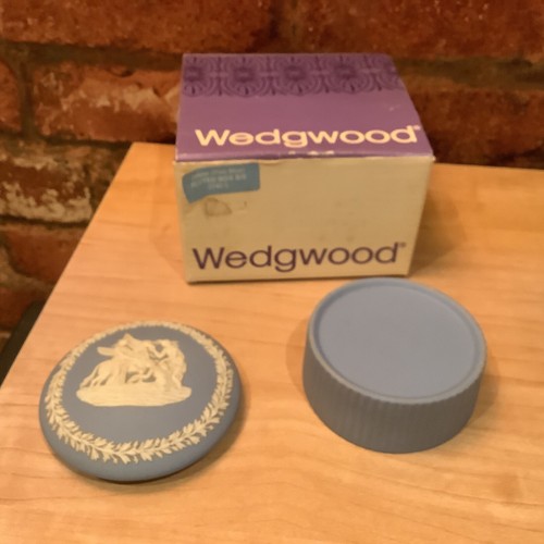 Wedgwood blue Jasper ware Fluted Candy Trinket box 9 cm In Original boxed - Picture 3 of 3
