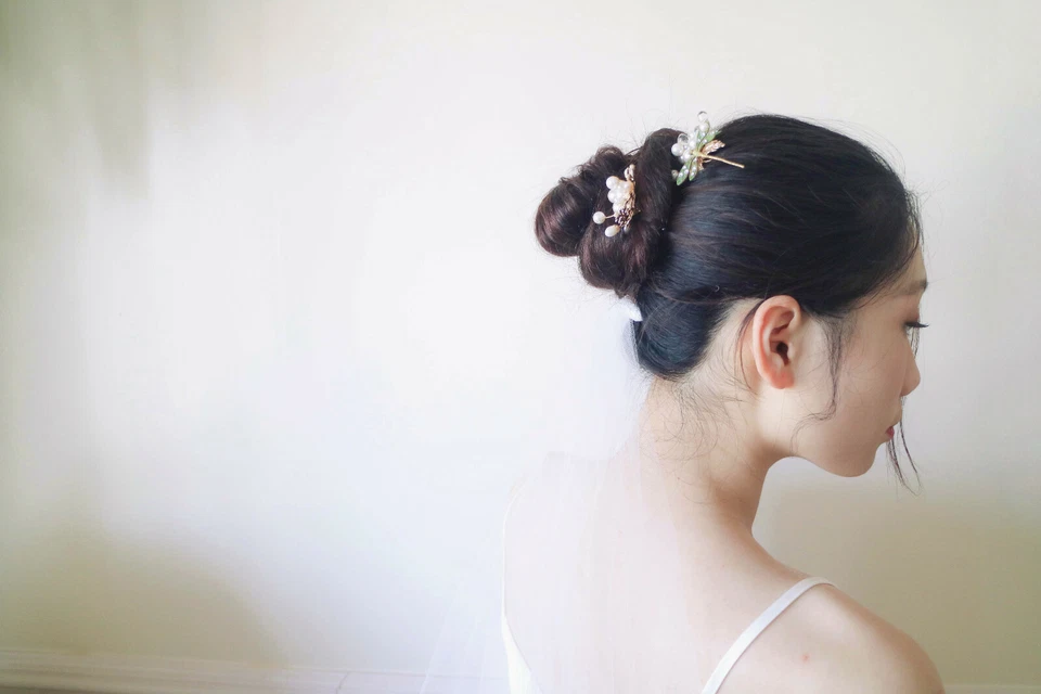 Horquillas libélula con perla de agua dulce y cristales de Swarovski en oro | Mano Foto 4 de 4