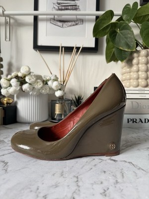 250 £ Tory Burch olivfarbene Lackleder-Pumps Keilabsatz, khaki-grüne High-Heels, 8 UK