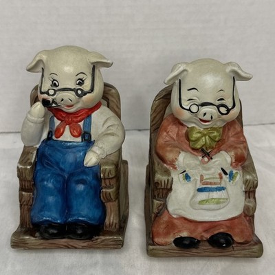 TMD  Country Collection Grandma & Grandpa Pig In Rocking Chairs knitting & pipe