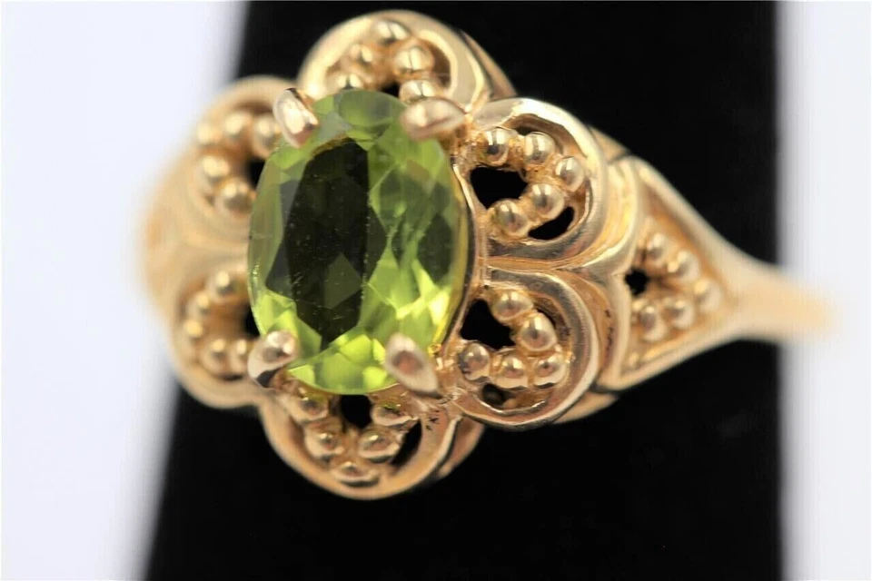 Anillo de compromiso halo de peridoto verde moissanita ovalado de 2 quilates enchapado en oro amarillo de 14 k Foto 2 de 4