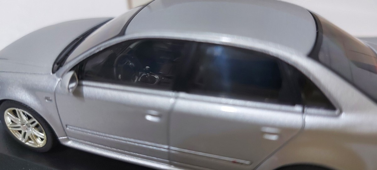 Audi RS4 B7 Limousine 2005 Silver 1:43 Minichamps Dealer