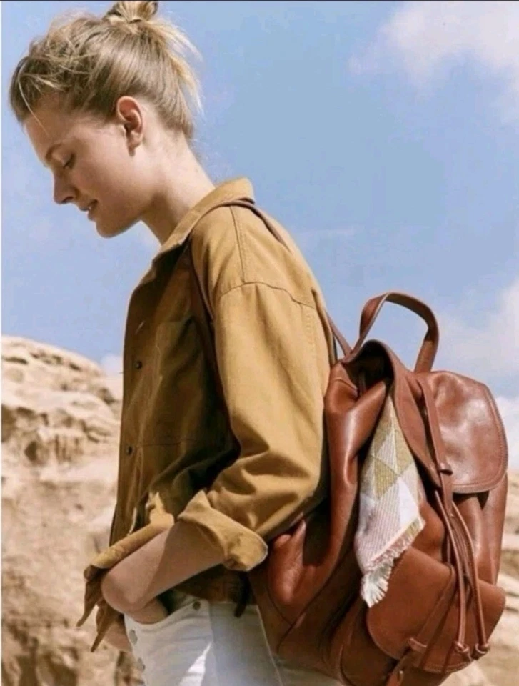 Mochila de cuero de transporte Madewell The Backpack en silla de montar inglesa Foto 2 de 4