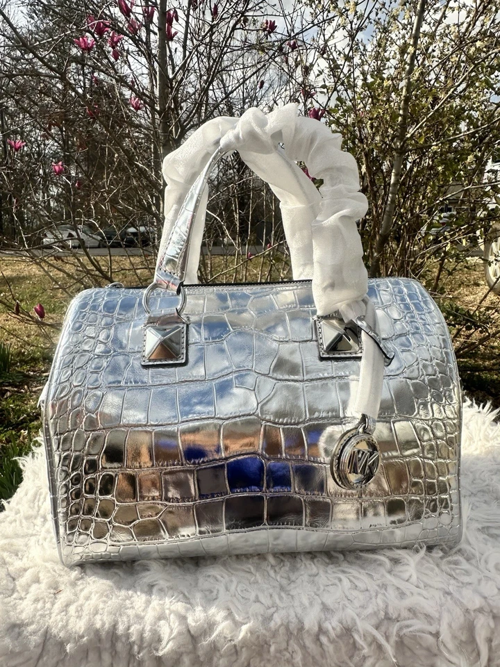 Bolso Michael Kors Grayson mediano de cuero plateado Foto 2 de 4