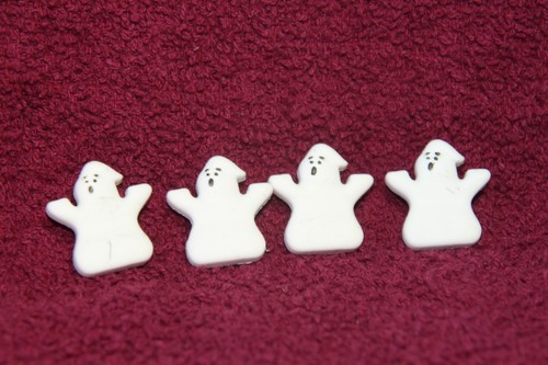 Novelty Button (new) 7/8" (4) WHITE GHOSTS
