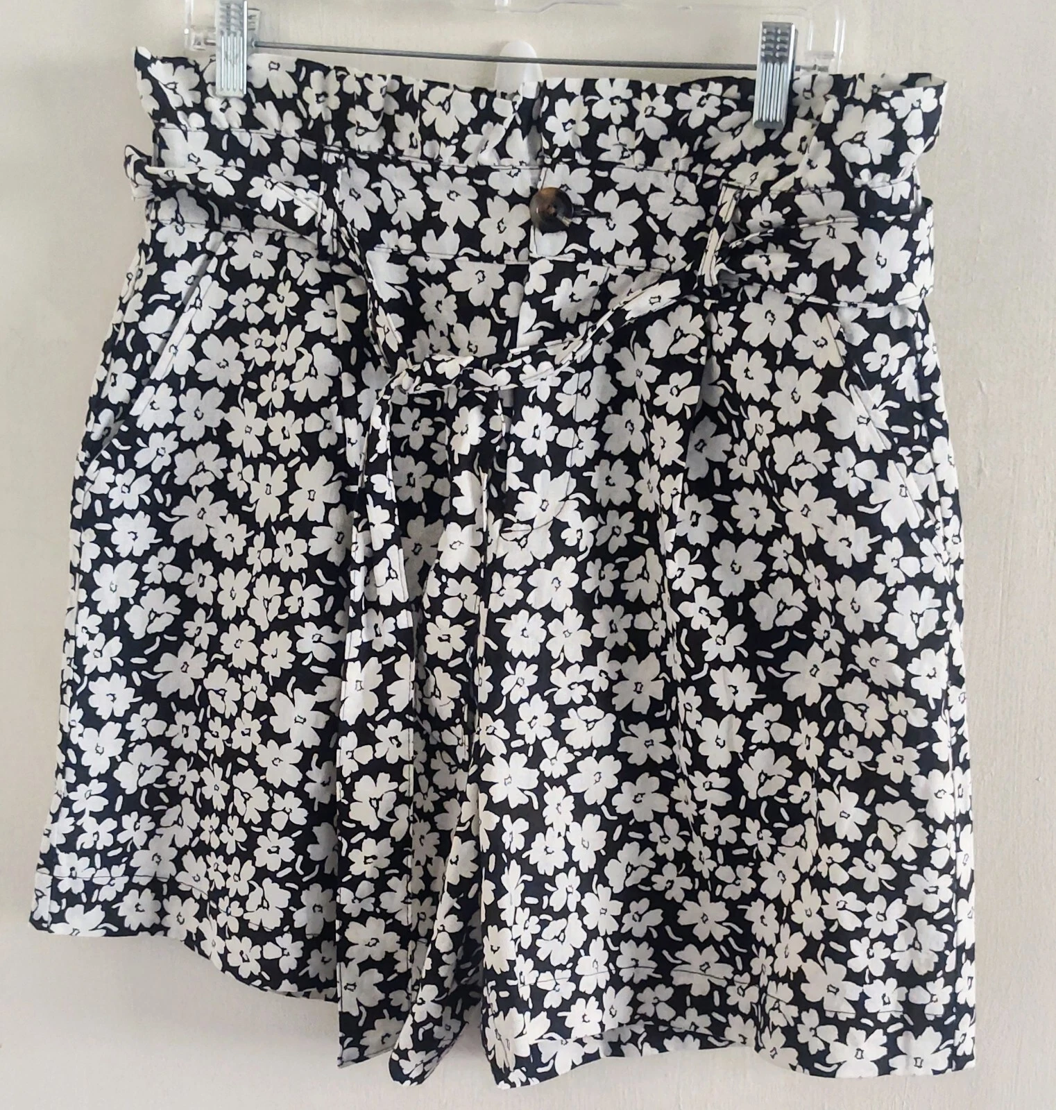 Who What Wear Women's Size 14 White And Black Floral Shorts. NWOT. Linen.
