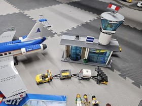 LEGO CITY: Airport Passenger Terminal ~ 60104 98% COMPLETE w/ manuals. Retired 