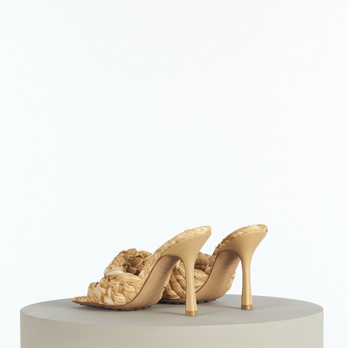 BOTTEGA VENETA 1050$ Raffia Mule Sandal - Square Toe
