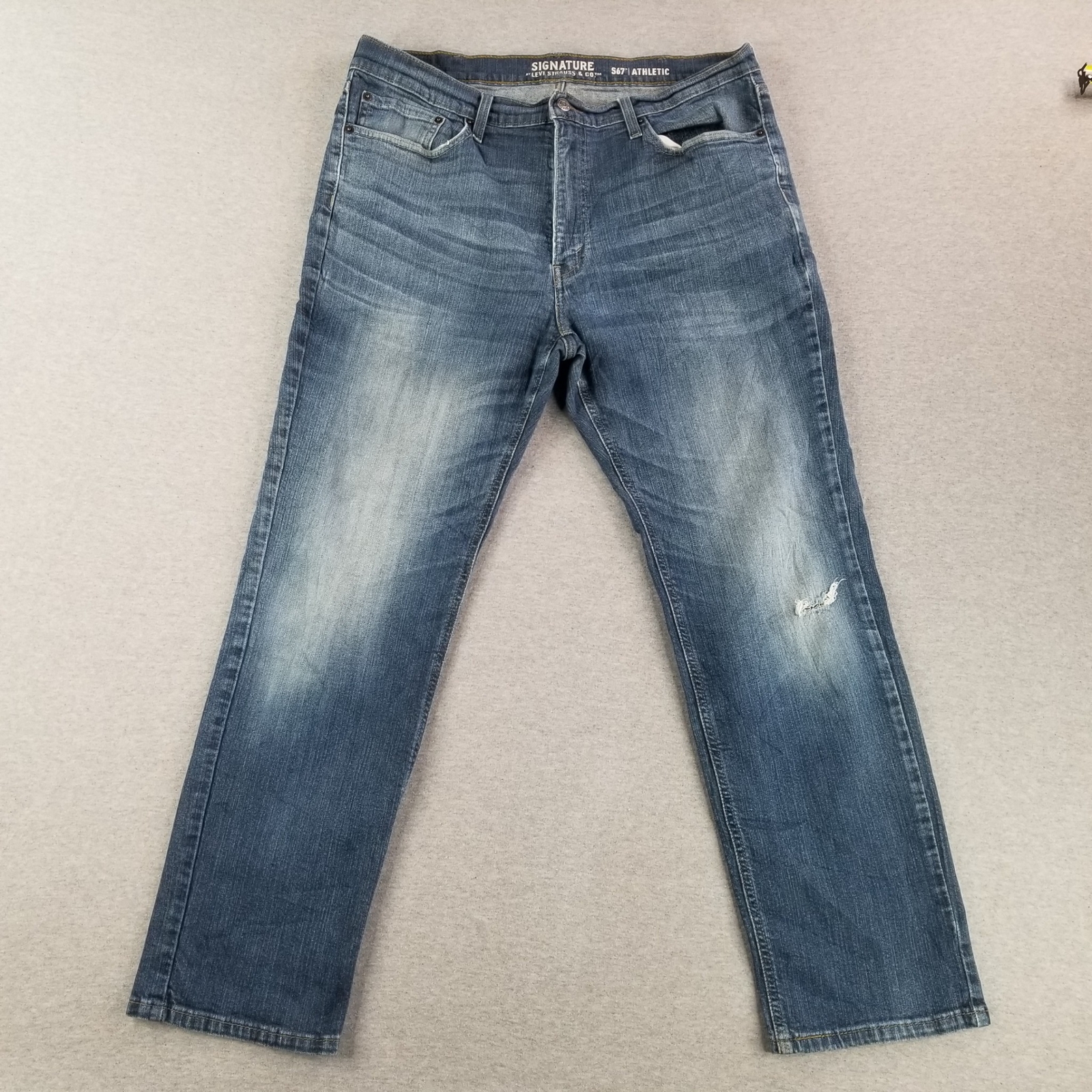 Mens Levi Signatures Athletic Dark Wash Blue Jeans *See Photo for measurements*