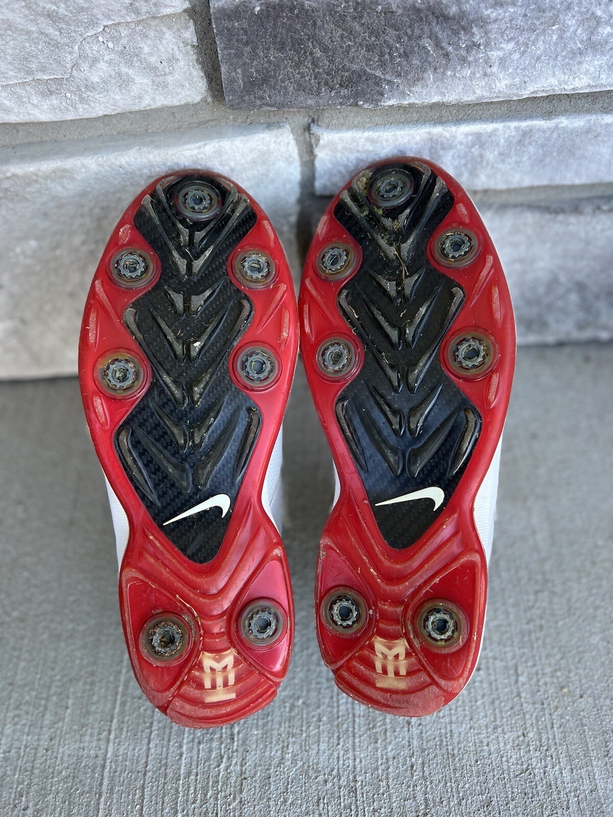 tiger woods white golf shoes