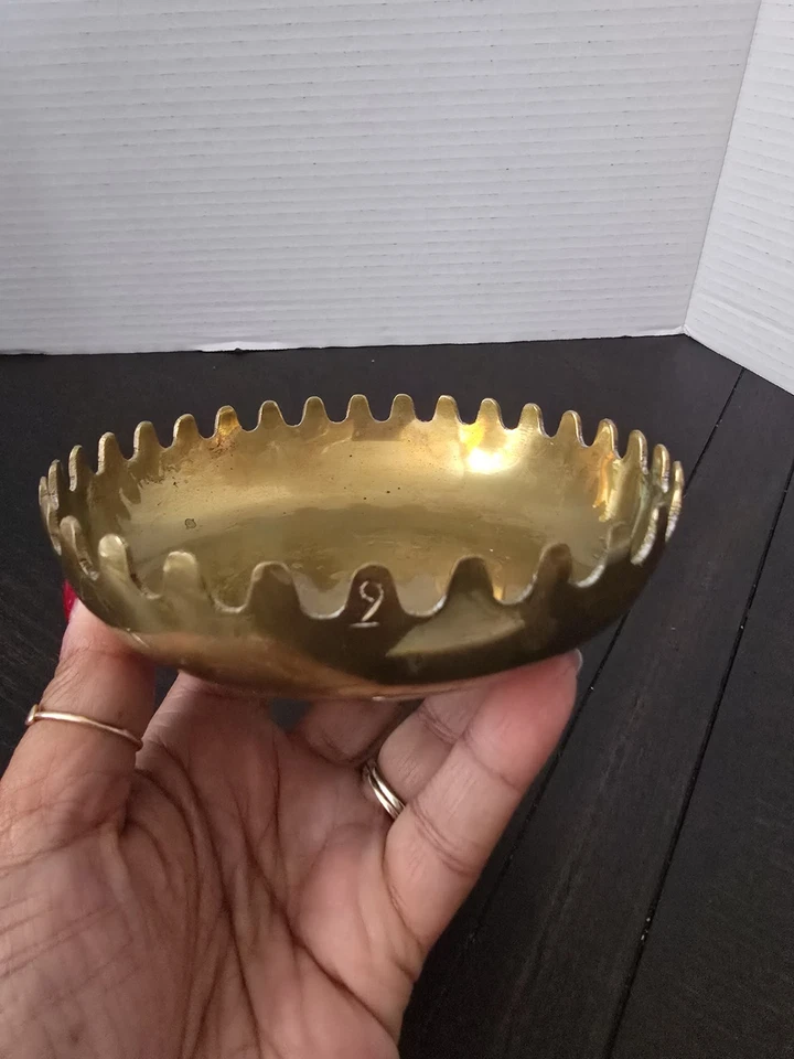 Bandeja de cenizas de latón festoneado Alan Fletcher de colección rara candelabro plato de baratija Foto 3 de 4