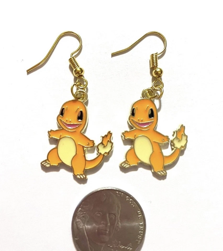 Pendientes colgantes Charmander Pokémon chapados en oro Foto 2 de 2