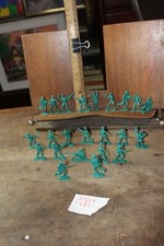 Lot of 23 Modern Army Toy Soldiers Green Army