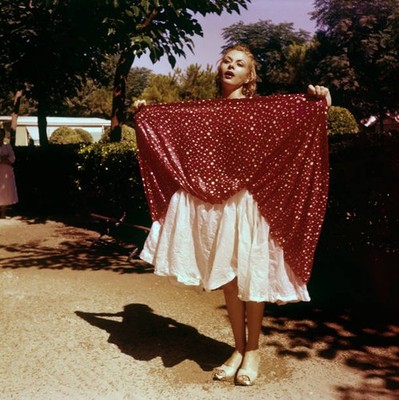 Italian actress TV presenter Sandra Milo lifting up wet skirt of h- Old Photo