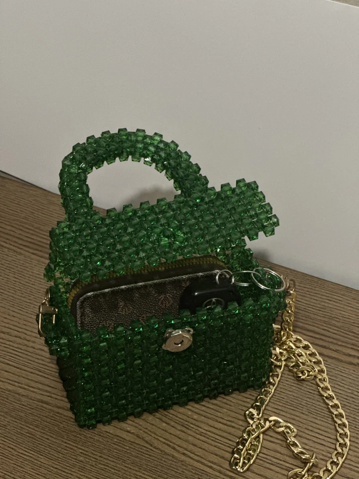 Bolso hecho a mano con cuentas cartera verde con cadena dorada, pequeño bolso artesanal Foto 3 de 4