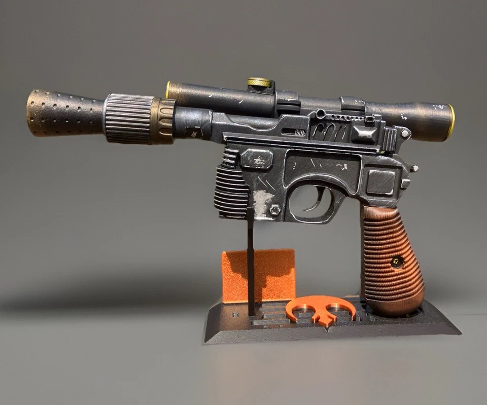 Réplica de utilería inspirada en Han Solo Blaster DL-44 Star Wars 1:1 con soporte de exhibición Foto 2 de 4