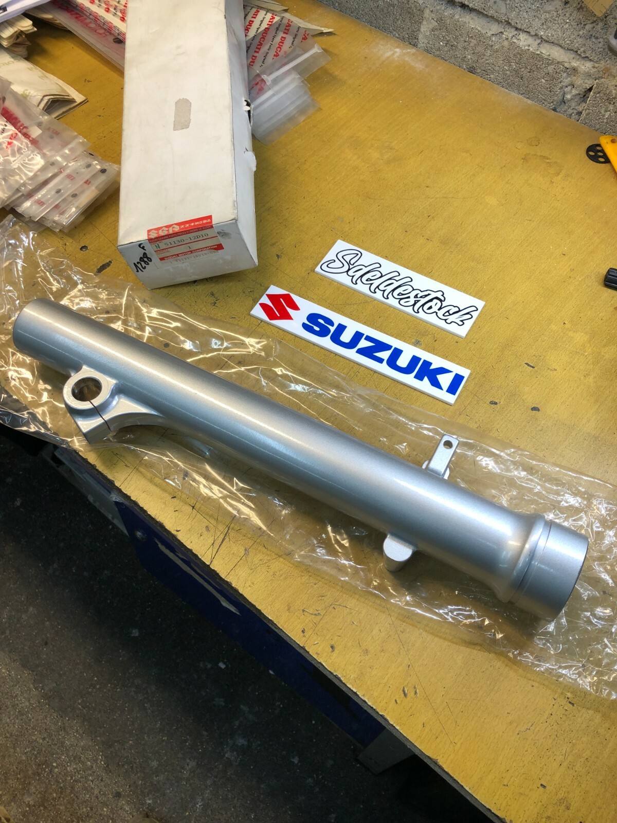 Tube de fourche droit Suzuki 51130-12D10 pour moto DR 650 R SE