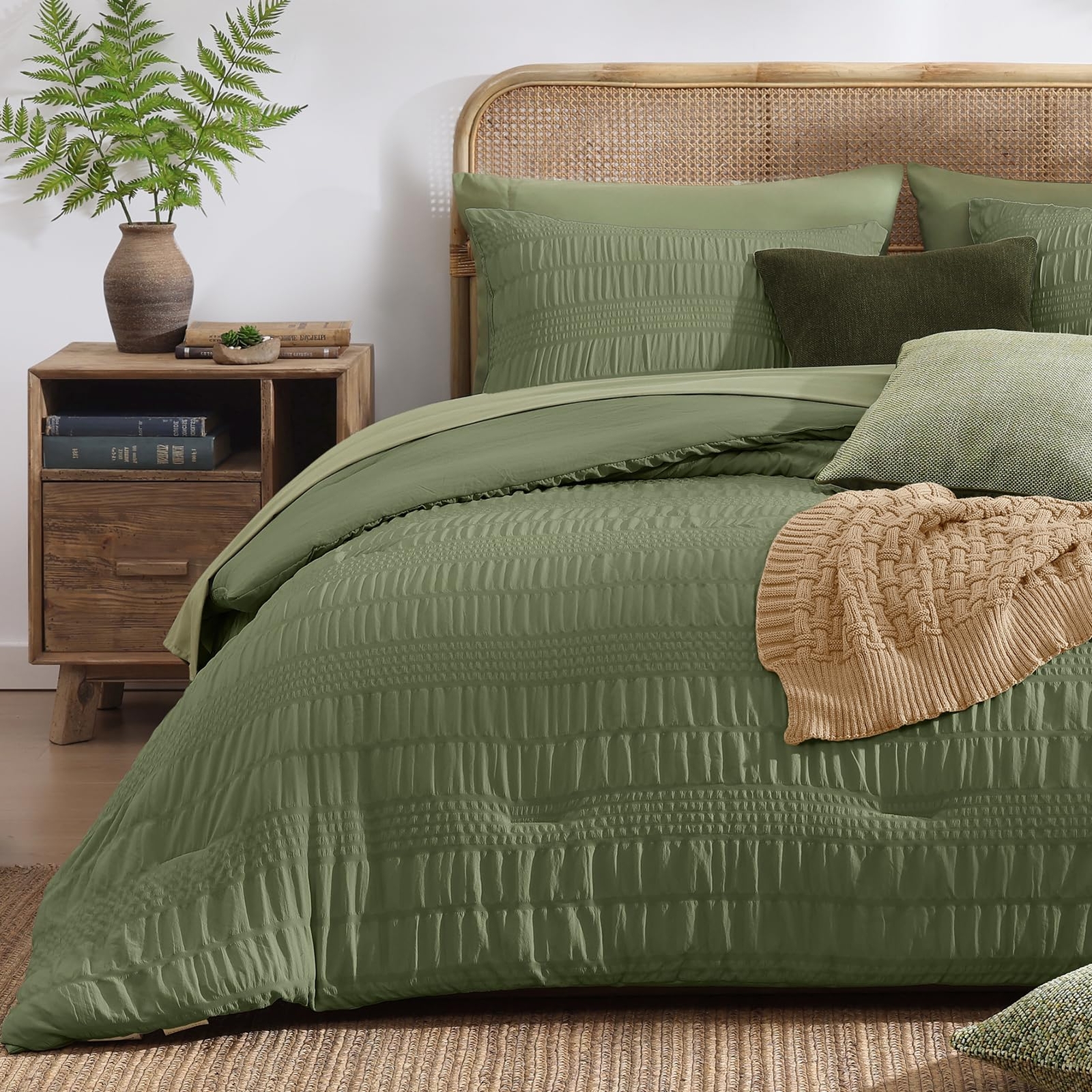 CASAAGUSTO Queen Comforter Set, 7 Pieces Olive Green Seersucker Bed in a Bag ...