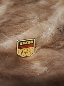 1988 USA OLYMPIC TEAM PIN HAS BRIGHT ENAMEL COLORS PIN BACK CLOSER
