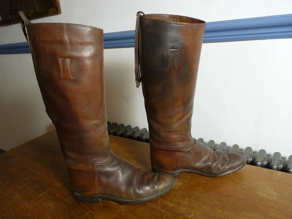 VINTAGE / ANTIQUE LAWRENCE & SONS LEATHER LONG /TALL HORSE RIDING BOOTS & HOOKS - Image 4 of 4