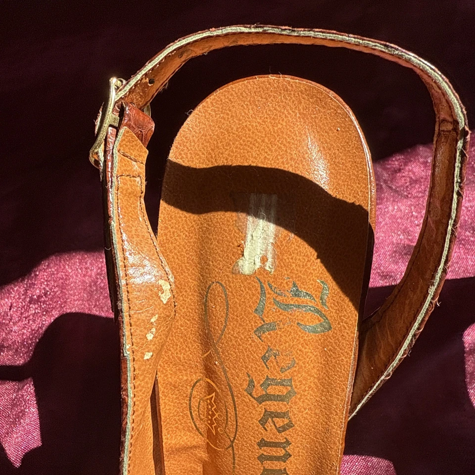 复古 20 世纪 70 年代 REGENCY 高跟鞋棕色皮革露趾踝扣美女 — 第 3/4 张图片