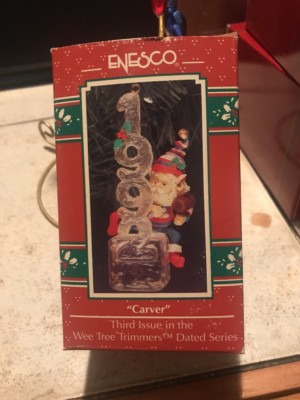 ENESCO CHRISTMAS ORNAMENT:NORTH POLE VILLAGE :WEE TREE TRIMMER CARVER #3NEW