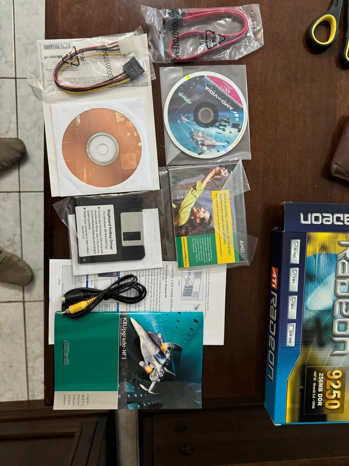 Big Box ATI Radeon 9250 256mb DDR-AGP-8X-DirectX-9.0-128 bit-RARA COMPLETA - Immagine 3 di 4