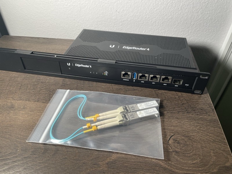Ubiquiti ER-4 EdgeRouter 4-Port Gigabit Router w/ Rackmount, SFP Modules & Cable