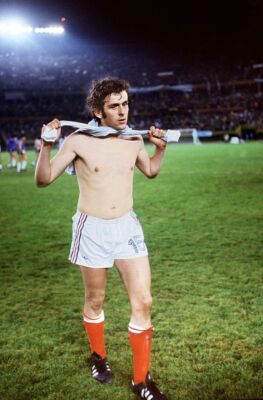 TRIOLO N° 75 de 1984 BE/BE+ (avec poster) FOOT michel PLATINI