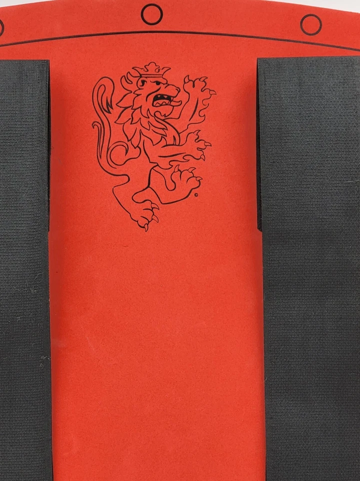 Escudo de juguete de espuma medieval LIONTOUCH 17,5" X 13,5" con asas de correa rojo y dorado Foto 3 de 4