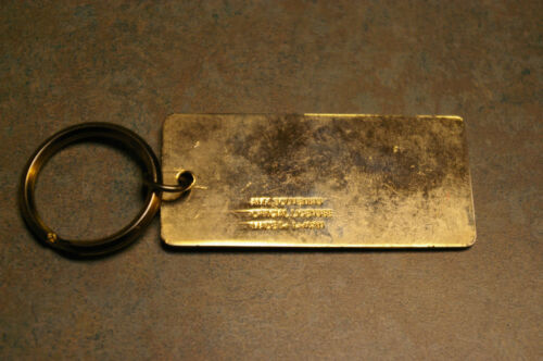 VINTAGE OFFICIAL 1989 NHLS 'AMK SOUVENIR' 'CHICAGO BLACKHAWKS' METAL KEYCHAIN - Picture 2 of 6