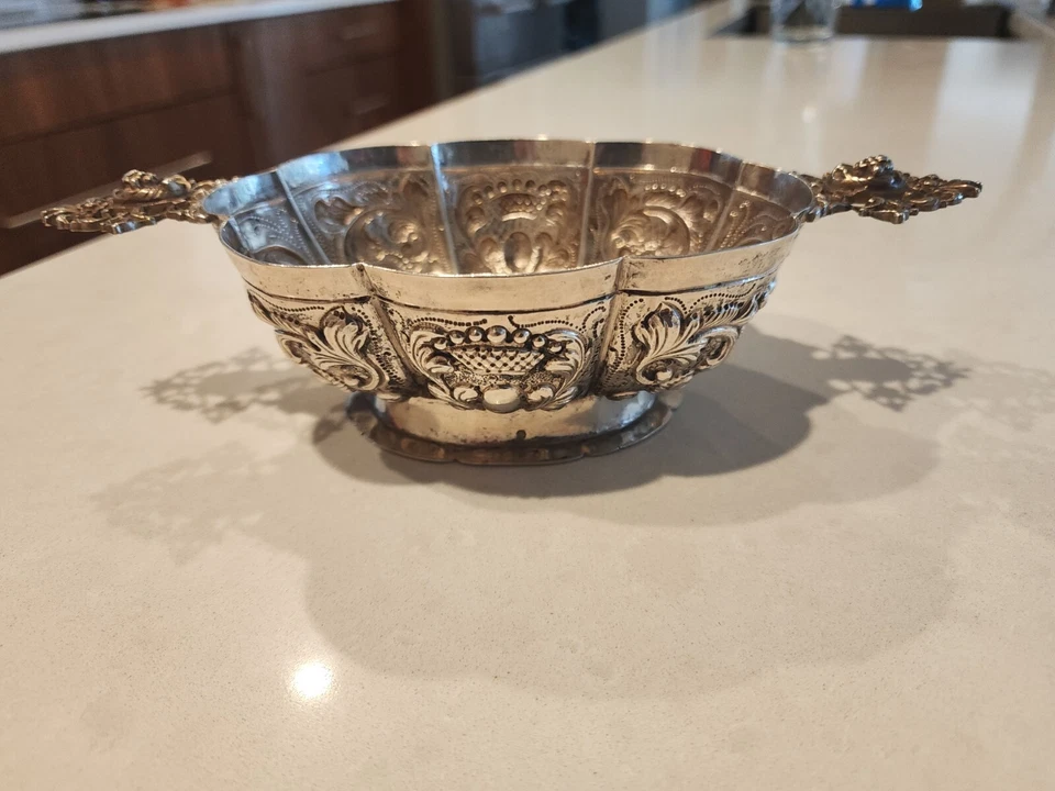 Hand Chaseed DUTCH .833 TAZÓN DE BRANDY CON PATAS PLATEADAS ASAS DE QUERUBÍN, PANELES ESTRIADOS Foto 2 de 4