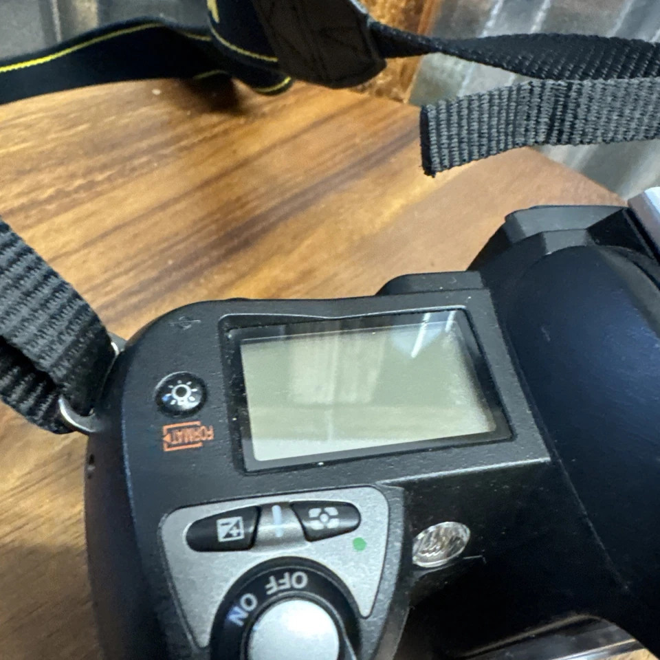 Câmera Digital Portátil Nikon D70 - Para Peças Sem Bateria - Imagem 4 de 4