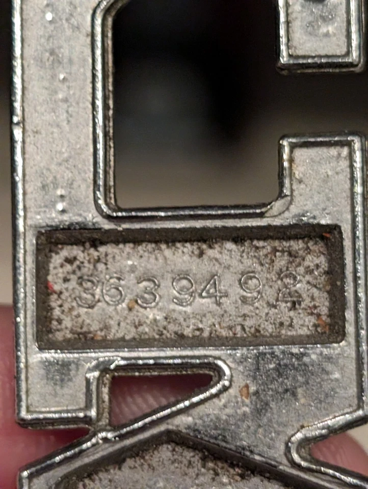 AMC AMX número de tablero #3639492 cromo y tricolor insignia emblema 1968 a 1970 Foto 2 de 4