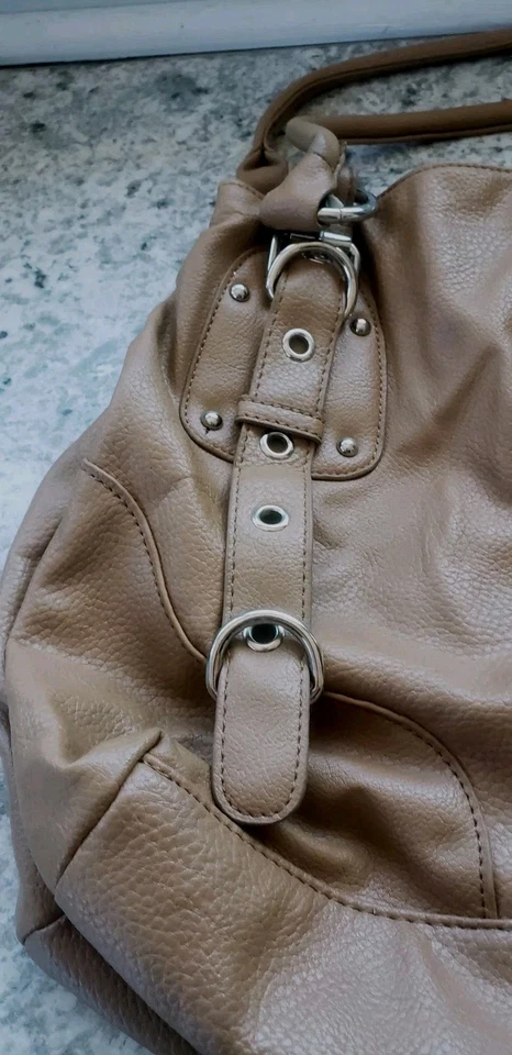 Cartera estilo cubo Alfred Dunner marrón tostado para mujer limpia Foto 2 de 4