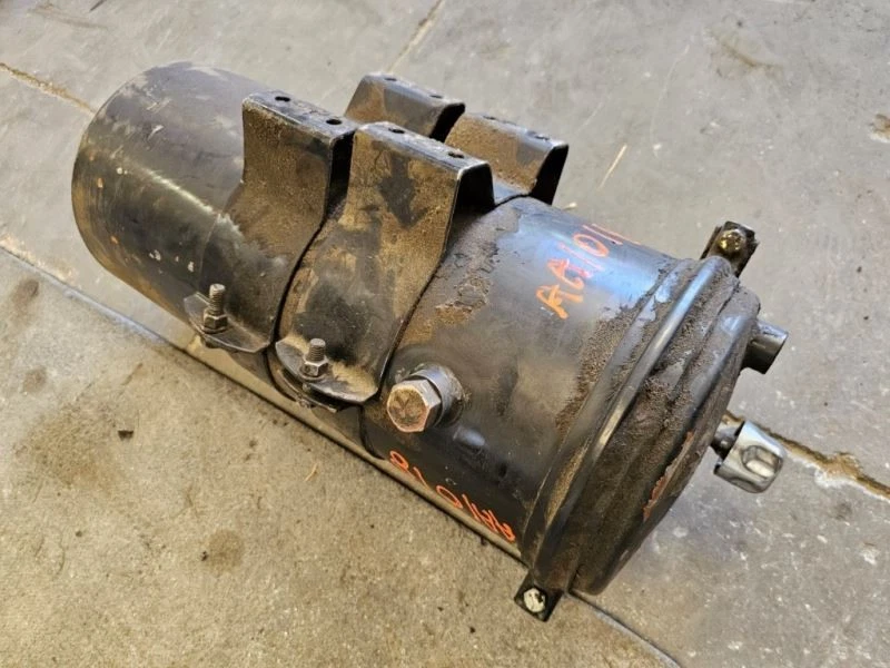 USED 2002 COUNTRY COACH ALLURE HYDRAULIC OIL RESEVOIR SHIPPED Los Angeles - Image 4 of 4