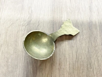 ANTIQUE BRASS ART NOUVEAU HAND BEATEN PRIMITIVE OLD TEA CADDY SPOON - Image 1 of 4