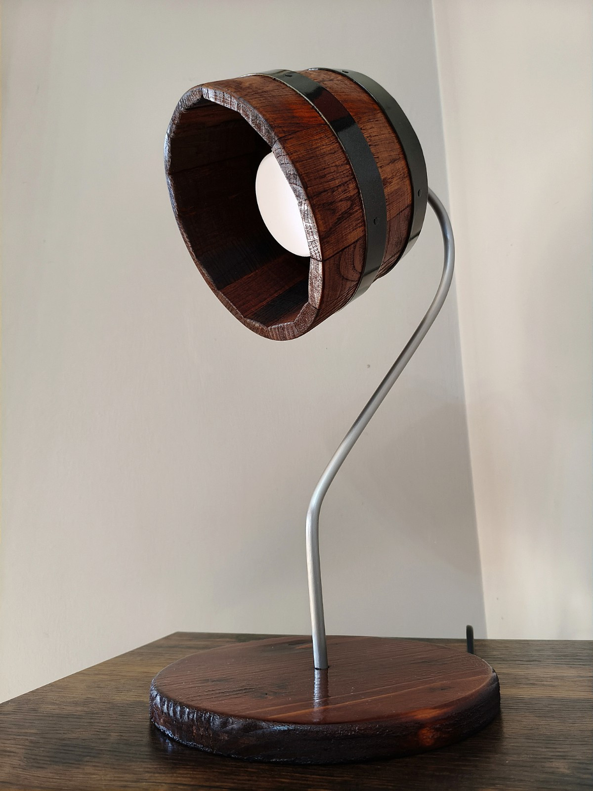 Lampada artigianale da tavolo in botte di castagno