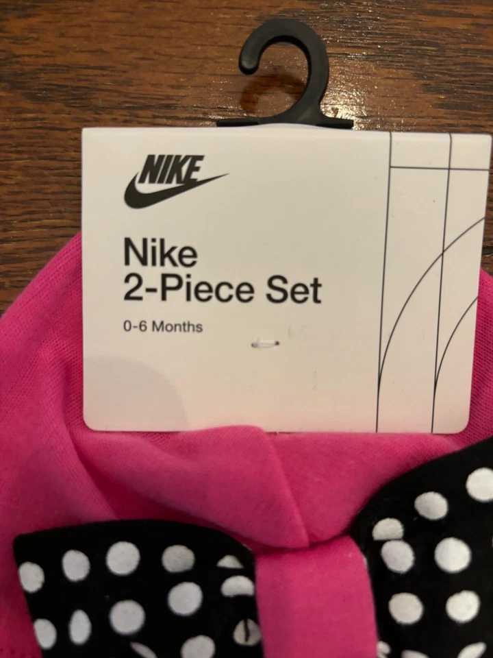 *NUEVO CON ETIQUETAS* NIKE Hot Rosa/Negro Conjunto de 2 Piezas Sombrero/Calcetín Botines - Talla 0-6m Foto 3 de 4
