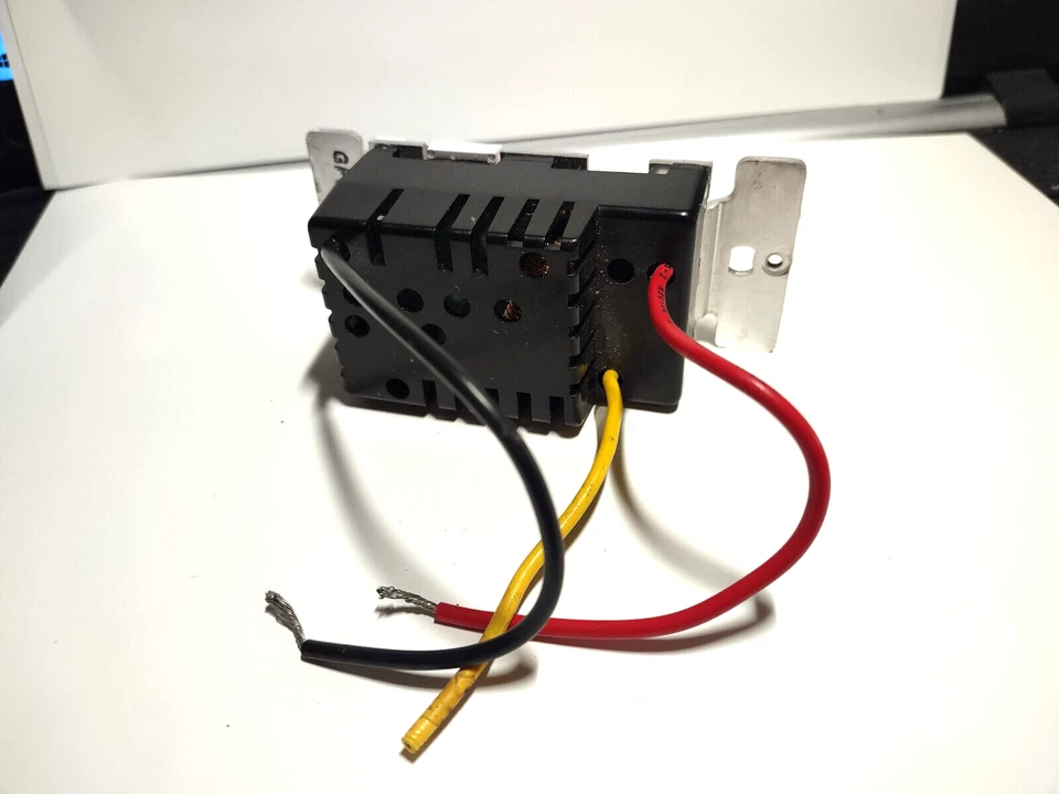 Atenuador preestablecido Lightolier Sunrise ZP600 W blanco 120v 2 vías Foto 2 de 2